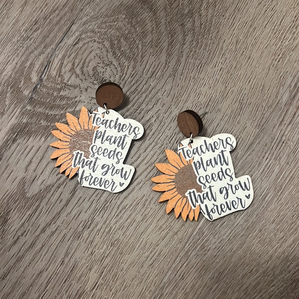 NWT TEACHER EARRINGS GREAT FOR BACK TO SCHOOL📚👩‍🏫